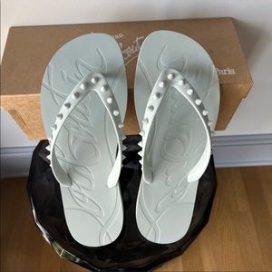 CHRISTIAN LOUBOUTIN LOUBI FLIP FLAT RUBBER: ECUME